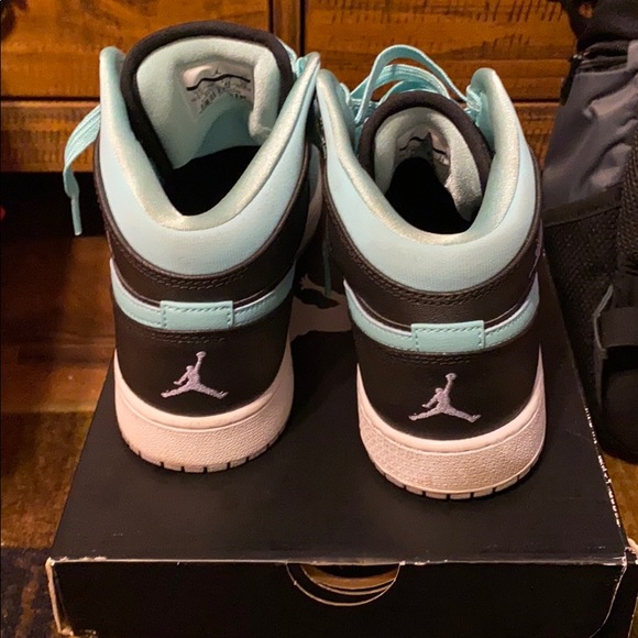 See pic for on box sneaker description - Picture 3 of 8